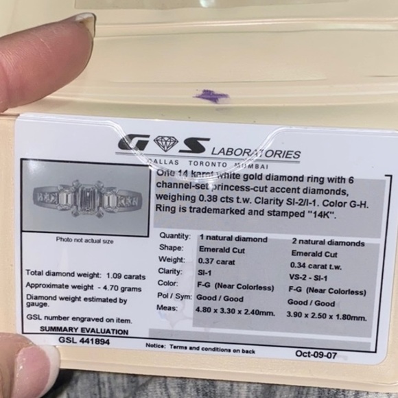 Sales 3 stone Emerald cut engagement ring - Picture 7 of 7